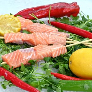 שיפודי סלמון טרי 1 ק"ג נטו